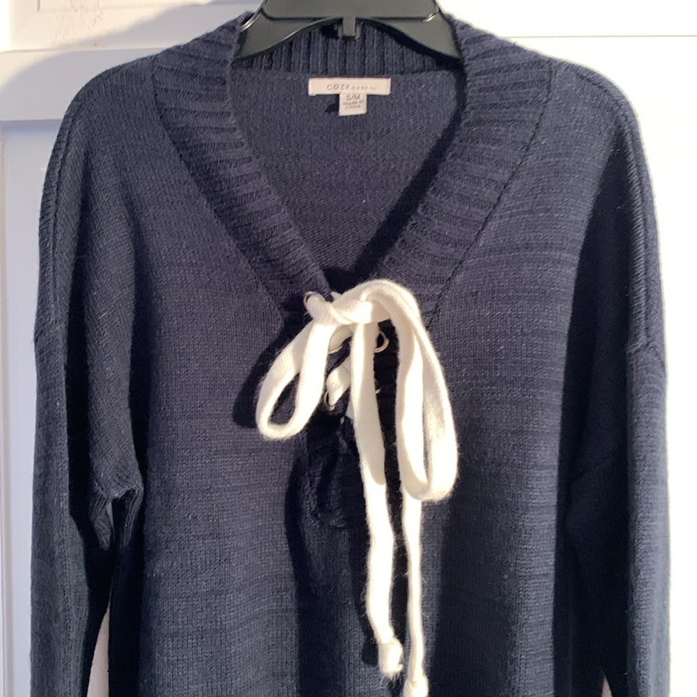 Cozy Casual Navy V-Neck Sweater with White Tie Detail